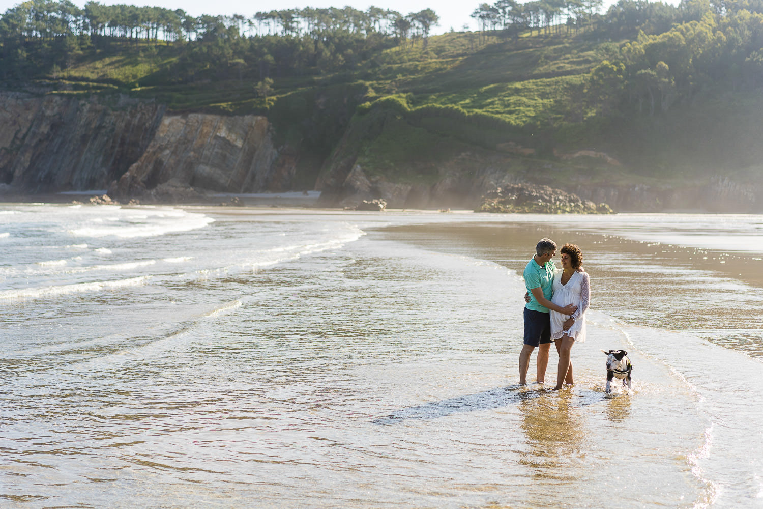 fotos de embarazo con mascota en la playa en Asturias