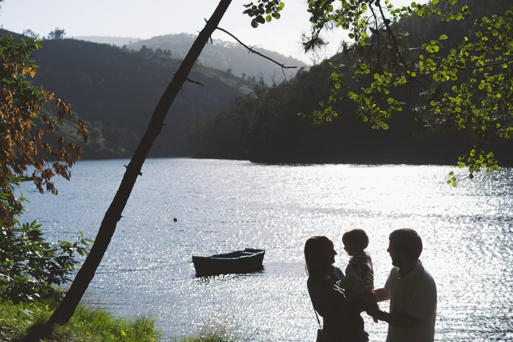 foto de padres e hija en entorno de Arbón, Asturias