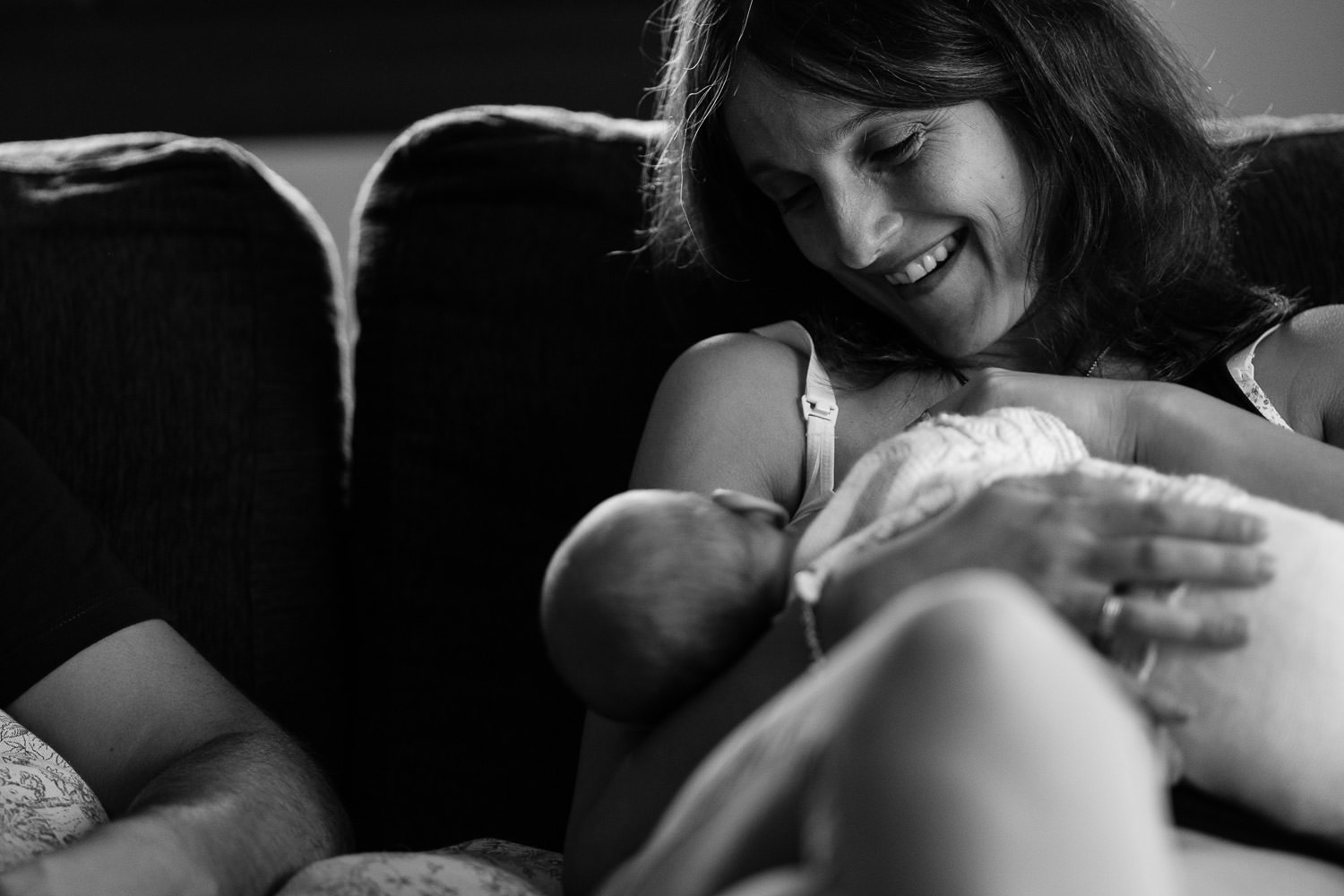 fotos de madre e hija newborn en casa