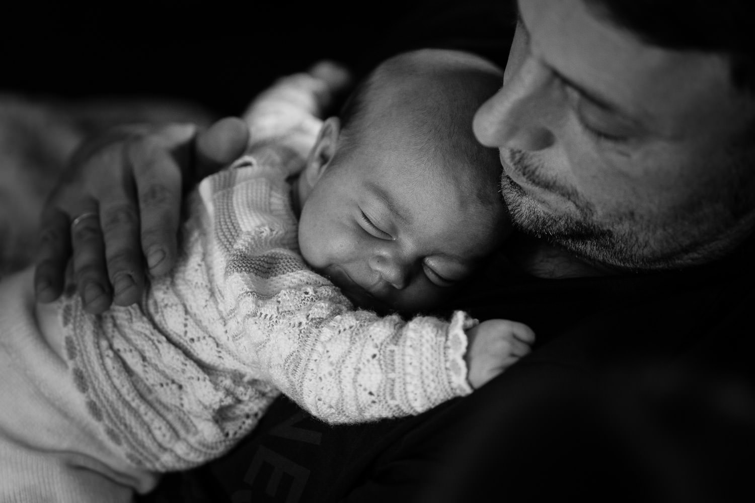 fotos de padre e hija newborn en casa