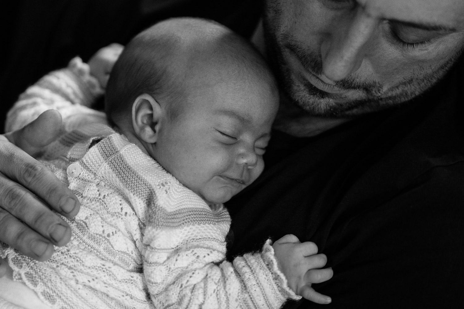 fotos de padre e hija newborn en casa