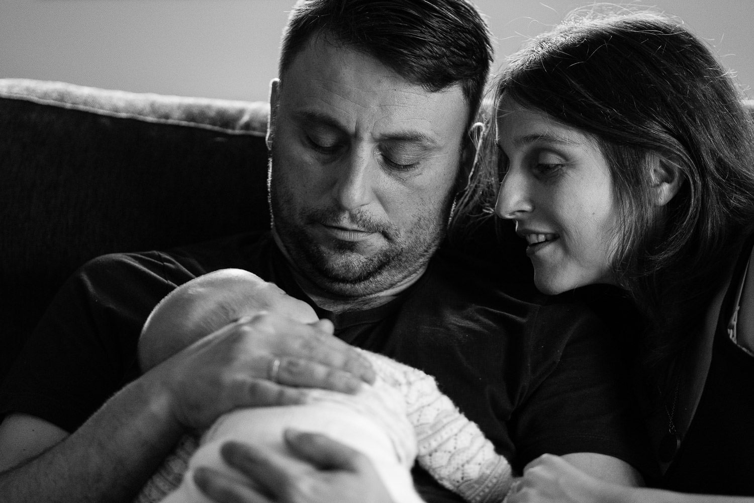 madre y padre con su hija recién nacida, fotos newborn