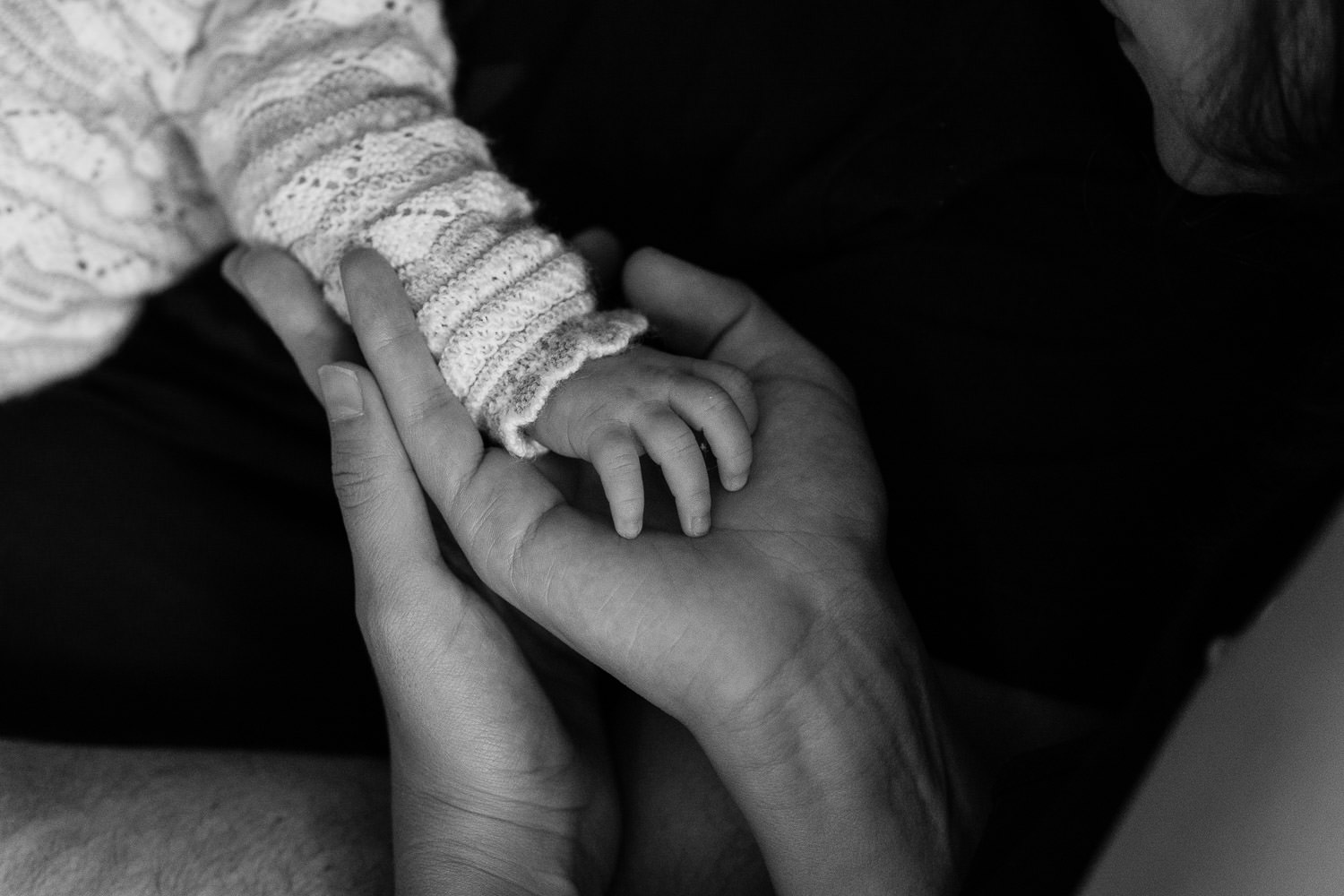manos de bebé y manos de sus padres