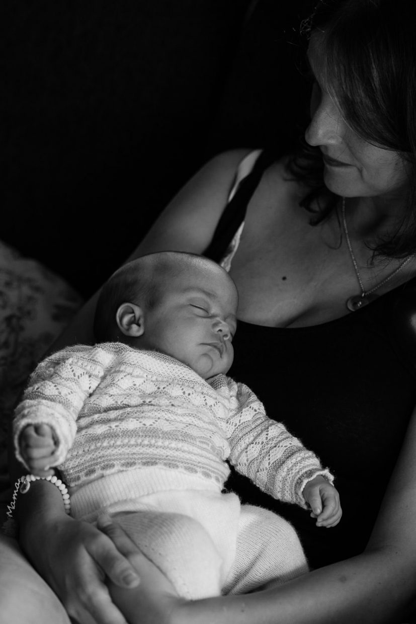 fotos de madre e hija newborn en casa