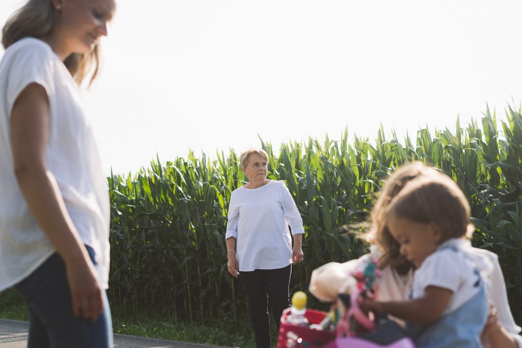 foto de tres generaciones de mujeres de la misma familia
