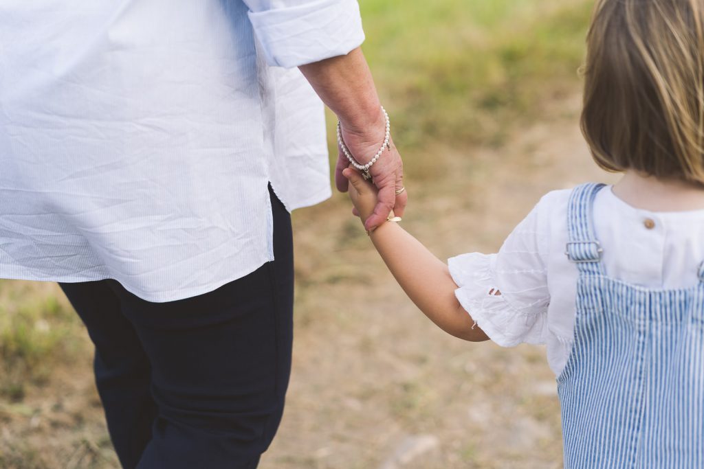 abuela y nieta paseando de la mano