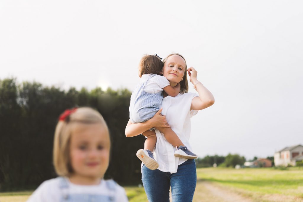 sesión de fotos de tres generaciones de mujeres de la misma familia
