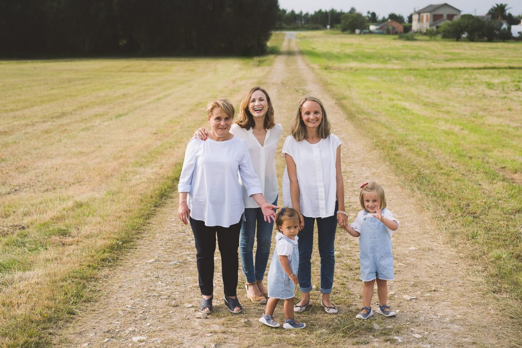 foto de tres generaciones de mujeres de la misma familia