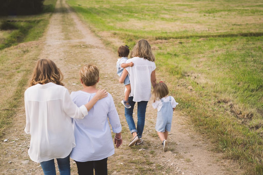 foto de tres generaciones de mujeres de la misma familia
