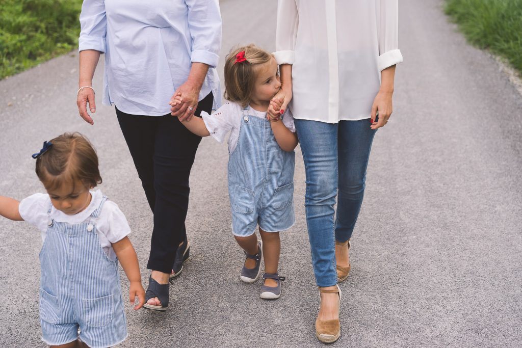 Retrato de una de las niñas, entre su madre y su abuela