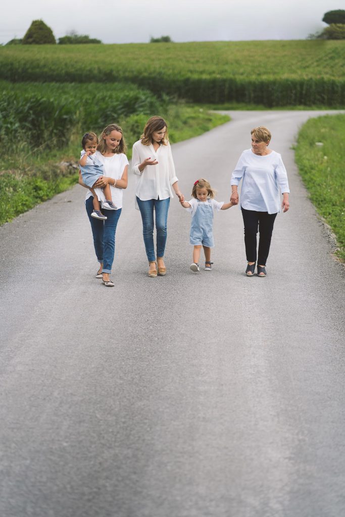 foto de tres generaciones de mujeres de la misma familia