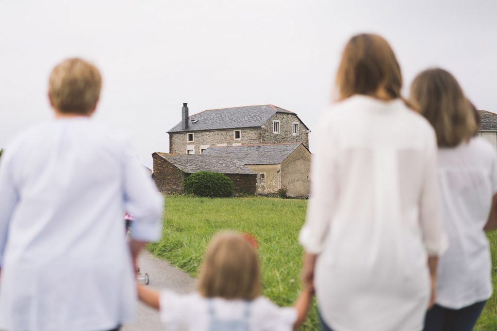 fotos de familia en Asturias con la casa familiar de fondo