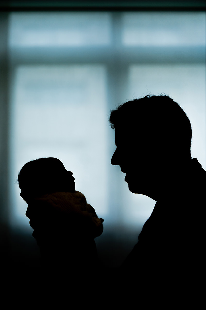 padre e hija, fotos newborn en casa
