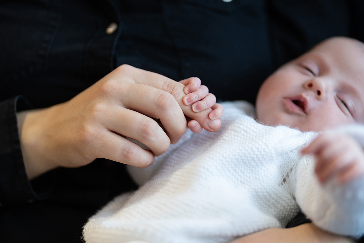 mano de bebé, fotos newborn en casa