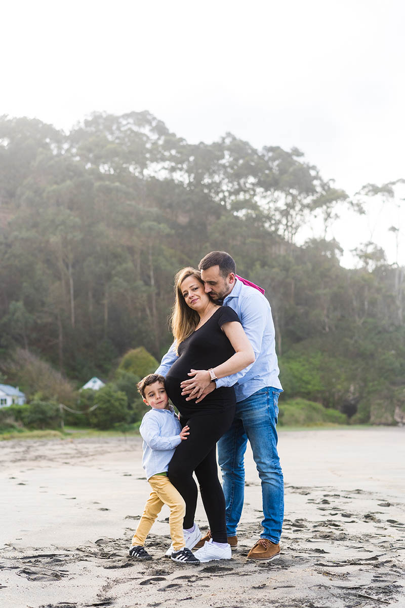 sesión de fotos de embarazo y familia en la playa en Asturias
