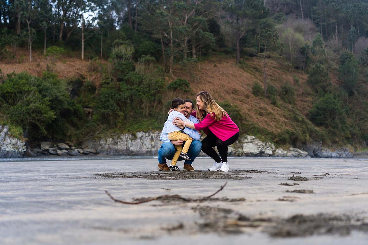 sesión de fotos de embarazo y familia en la playa en Asturias