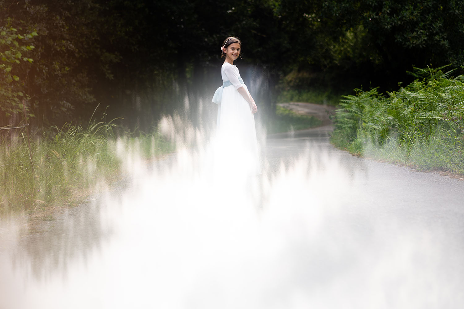 sesión de fotos de comunión de niña en exteriores en Luarca, Asturias