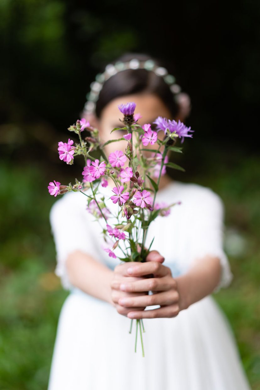 sesión de fotos de comunión de niña en exteriores en Luarca, Asturias