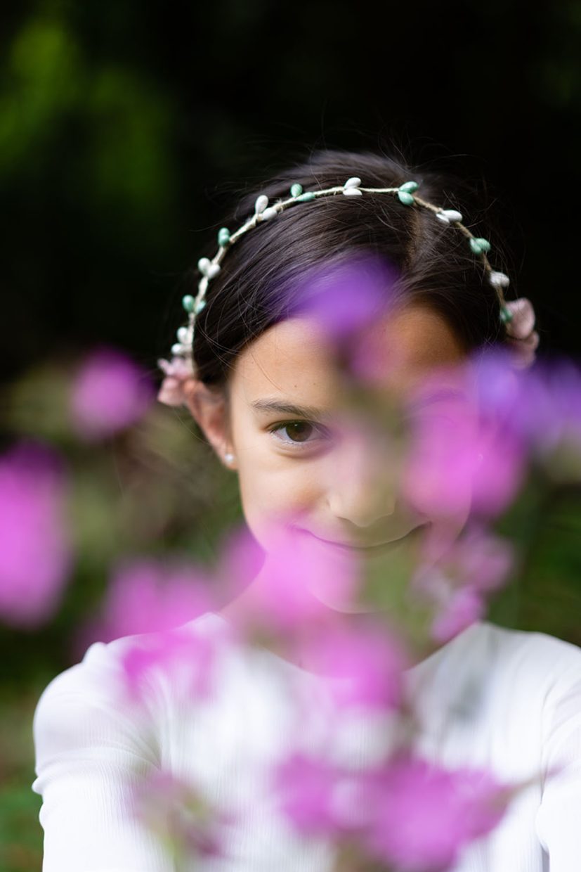sesión de fotos de comunión de niña en exteriores en Luarca, Asturias