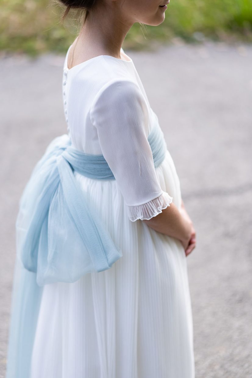 sesión de fotos de comunión de niña en exteriores en Luarca, Asturias