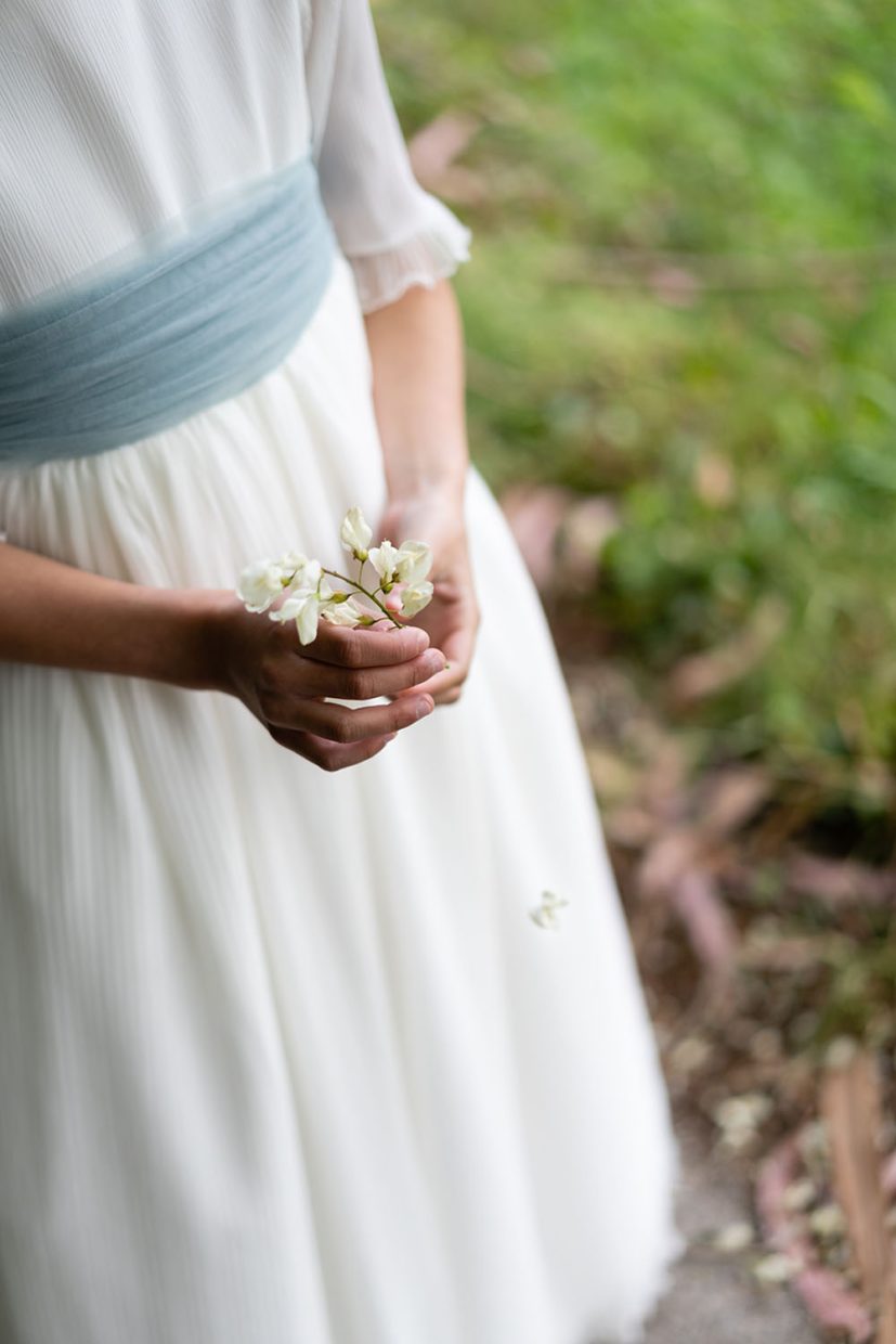 sesión de fotos de comunión de niña en exteriores en Luarca, Asturias