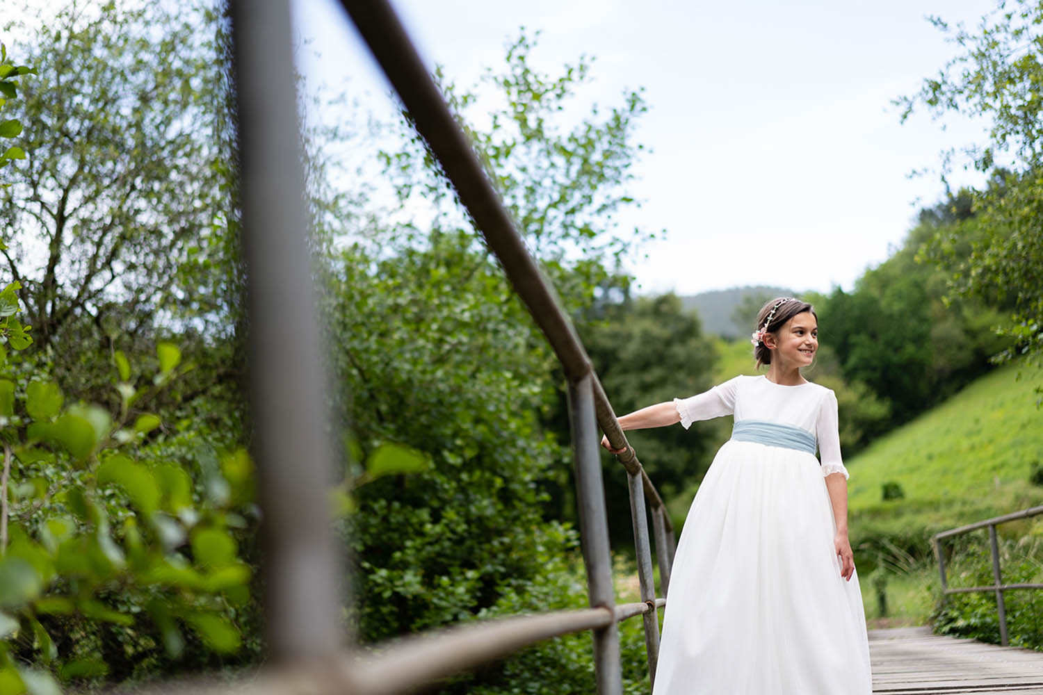 sesión de fotos de comunión de niña en exteriores en Luarca, Asturias