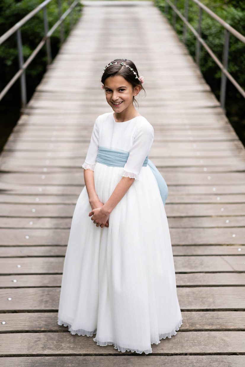 sesión de fotos de comunión de niña en exteriores en Luarca, Asturias
