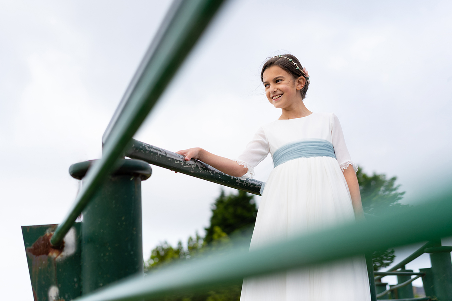 sesión de fotos de comunión de niña en exteriores en Luarca, Asturias