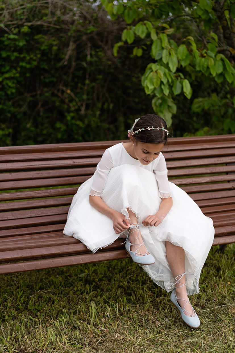sesión de fotos de comunión de niña en exteriores en Luarca, Asturias