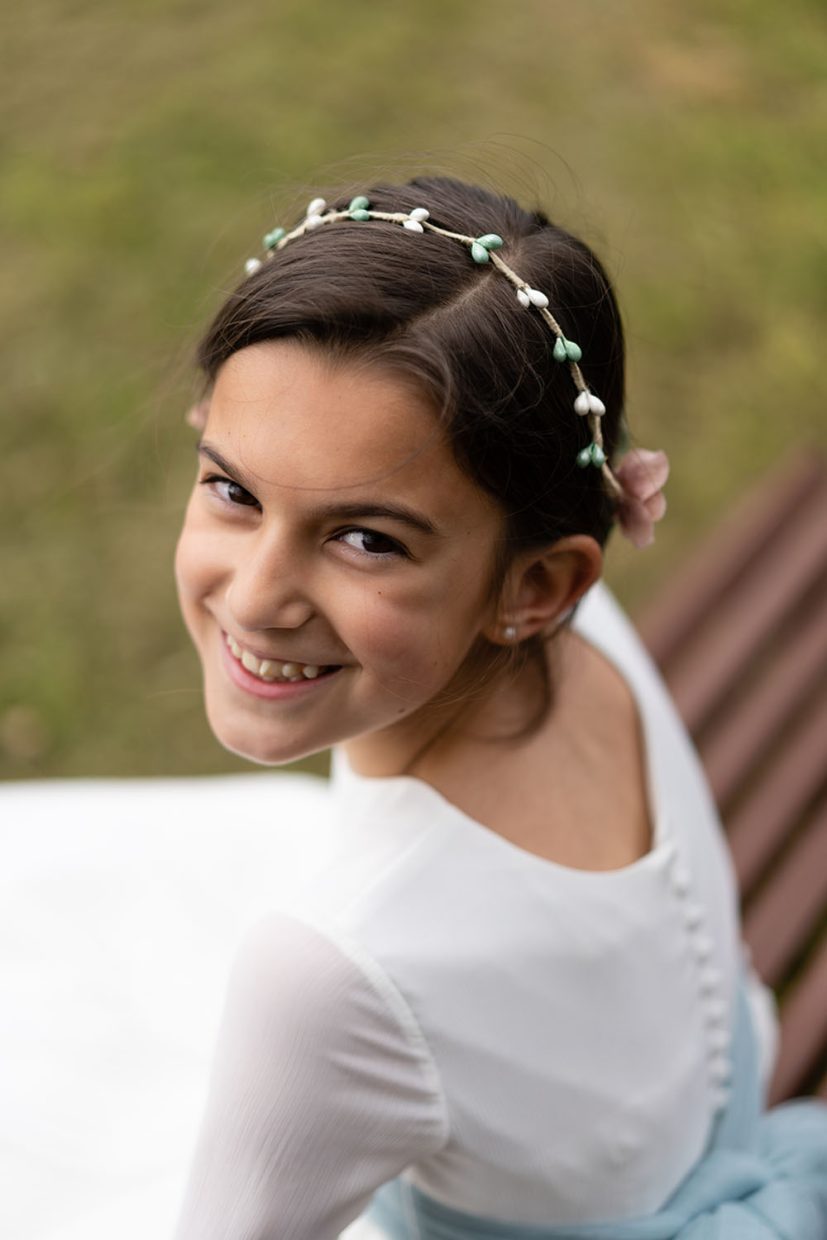 sesión de fotos de comunión de niña en exteriores en Luarca, Asturias