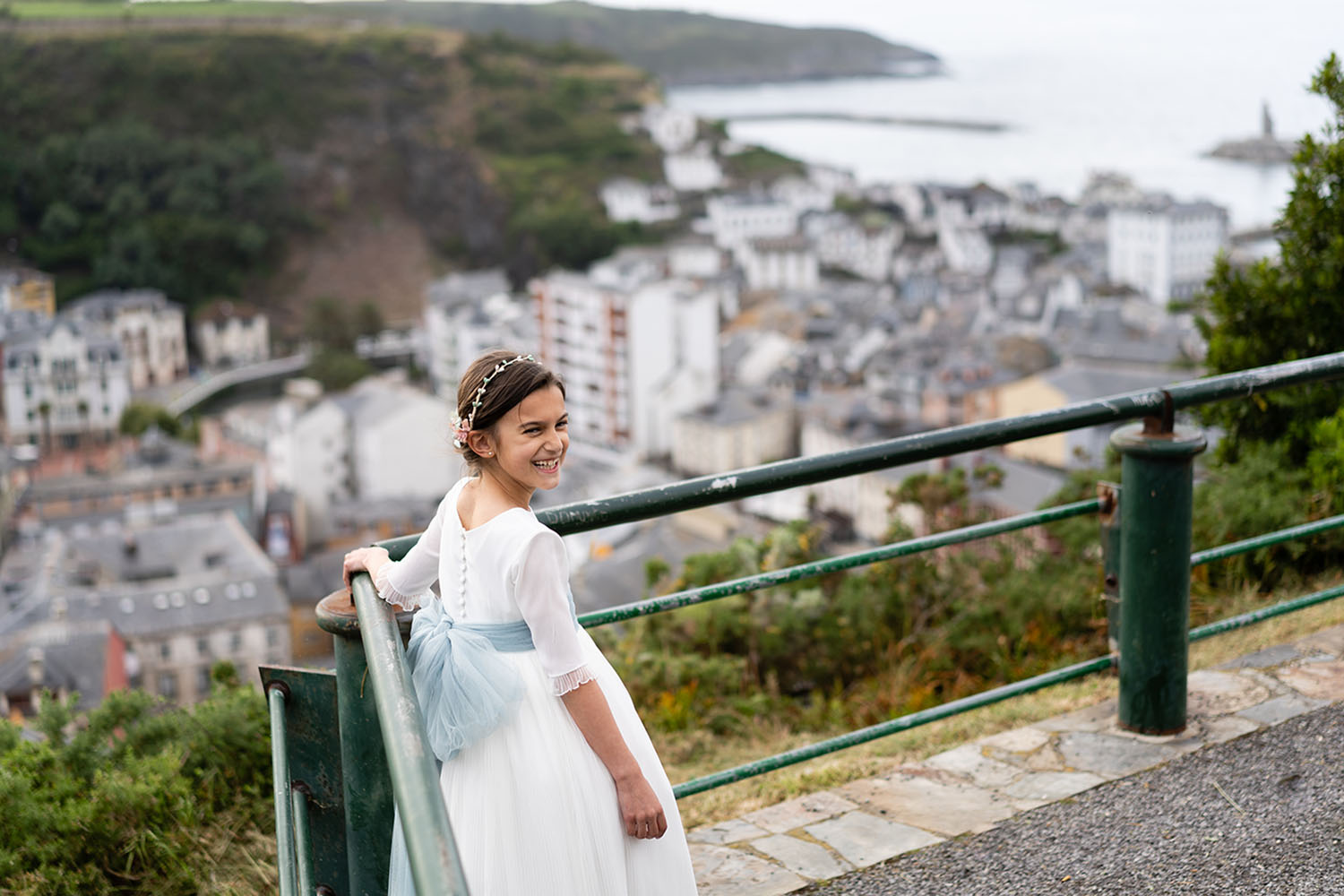 sesión de fotos de comunión de niña en exteriores en Luarca, Asturias