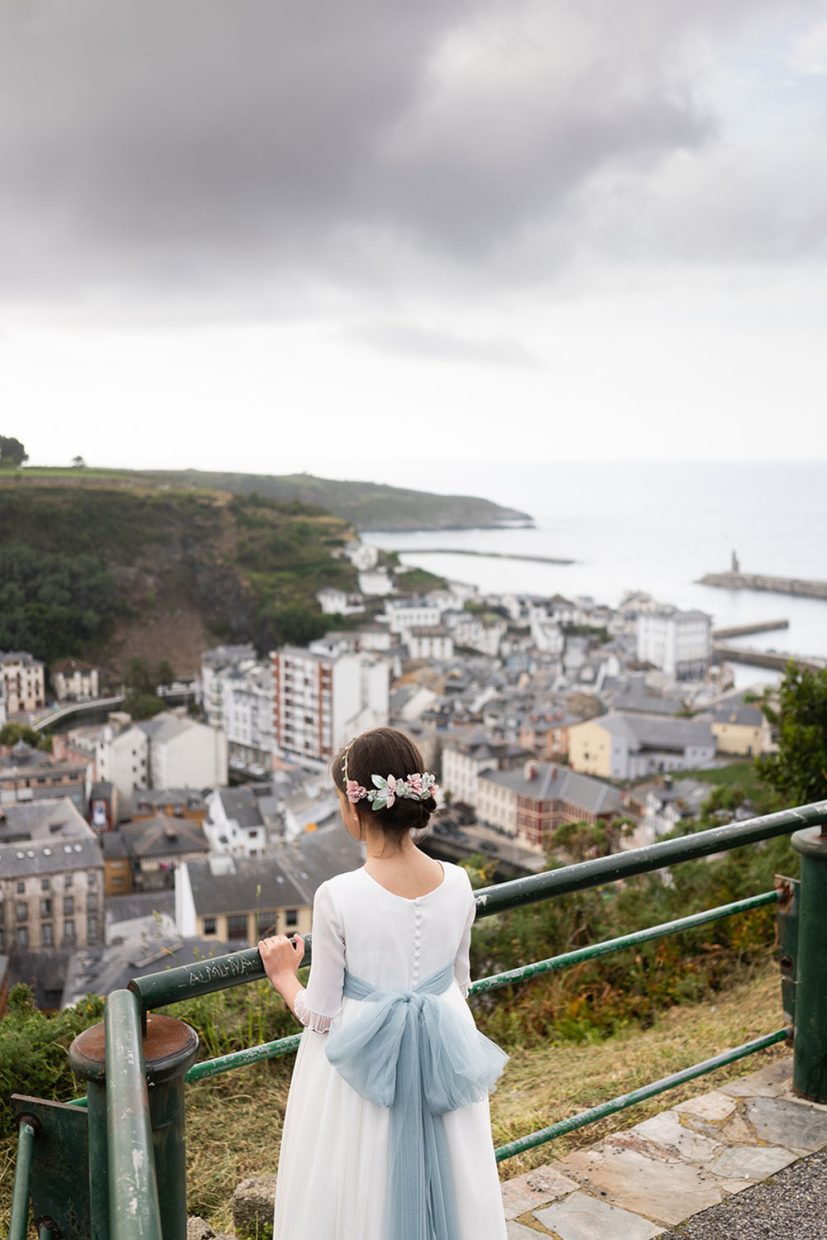 sesión de fotos de comunión de niña en exteriores en Luarca, Asturias